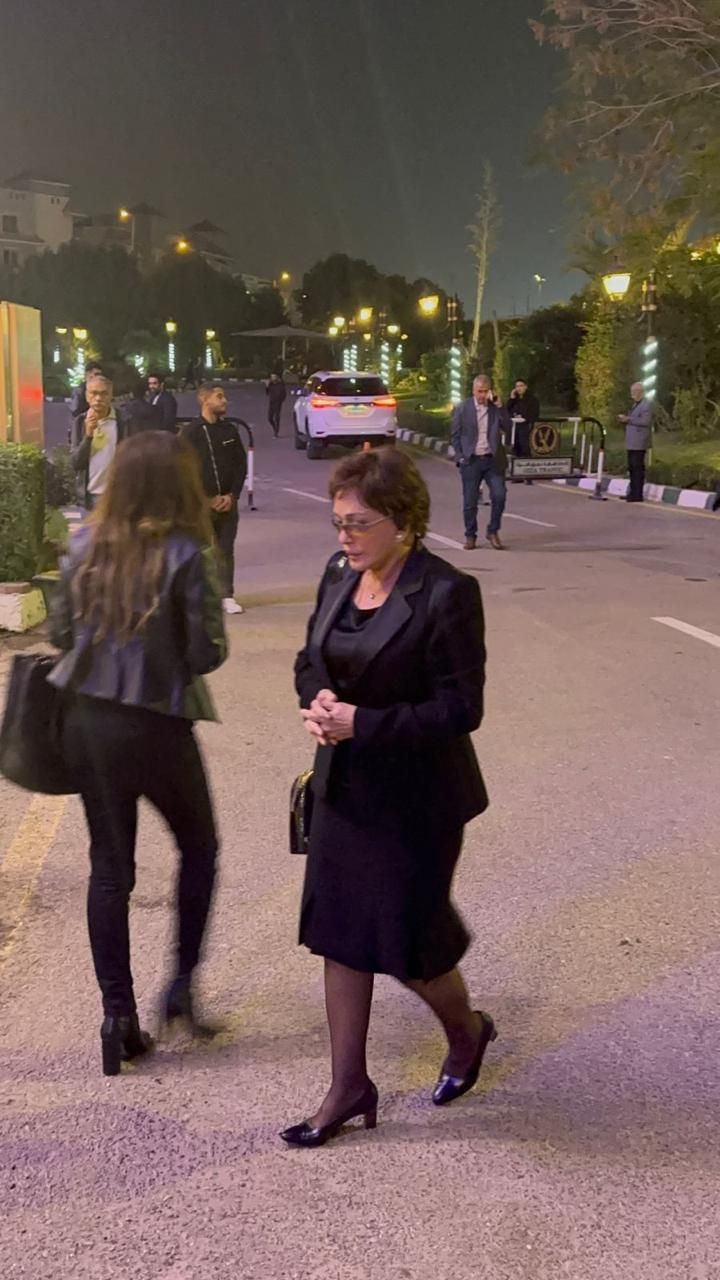 لبلبة تواسي ريهام عبد الغفور في عزاء والدها
