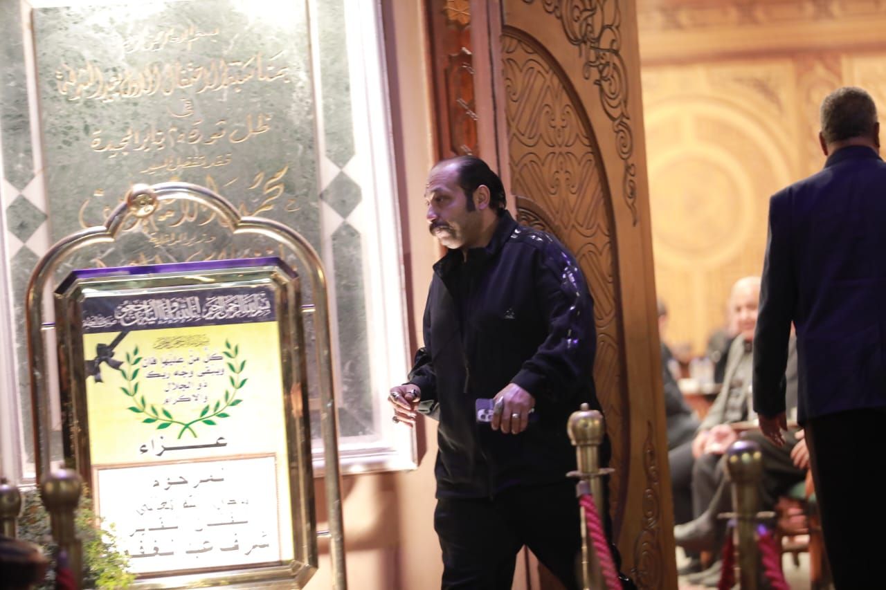 محمد ثروت يقدم واجب العزاء في الفنان أشرف عبد الغفور