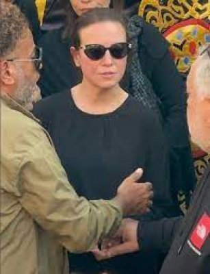 صرخة ألم.. ريهام عبدالغفور تنهار وتقطع ثيابها بجنون.. رد فعلها عند رؤية جثة والدها أبكت العالم العربي