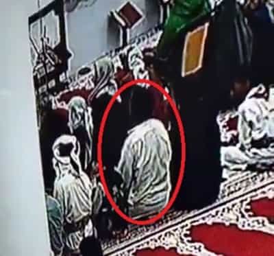 اتفرج.. هذا ماحدث فجأة لأحد المصلين داخل مسجد في اليمن..( فيديو )