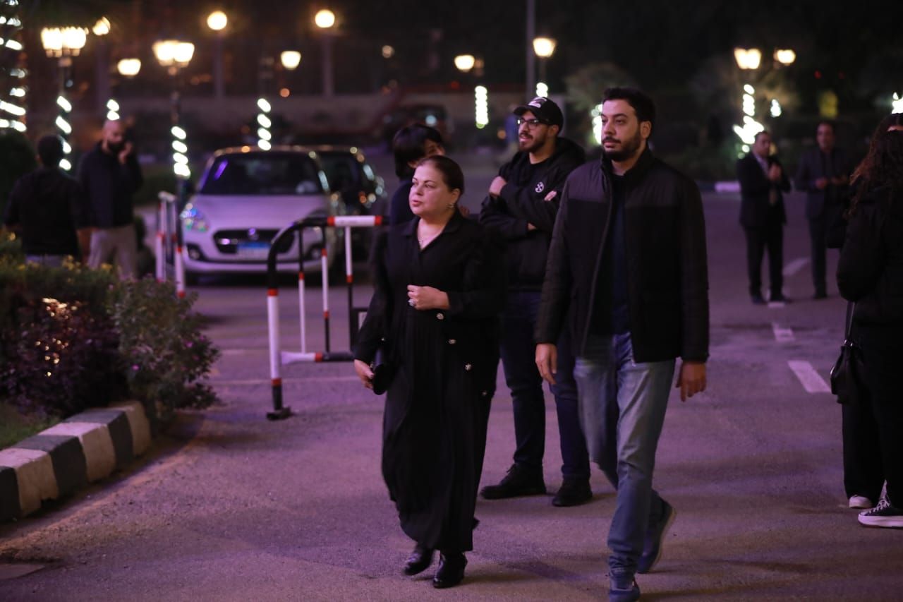 ماجدة زكي ونجلها يقدمان واجب العزاء في أشرف عبد الغفور