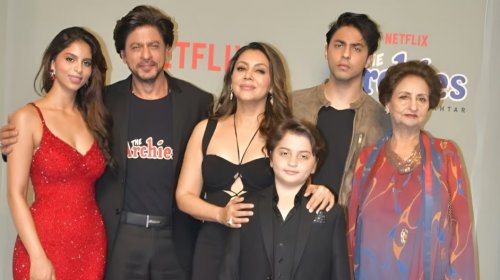 شاروخان وعائلته في العرض الأول لفيلم ابنته