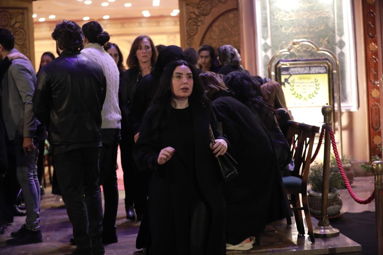 عبير صبري تقدم واجب العزاء في الفنان أشرف عبد الغفور