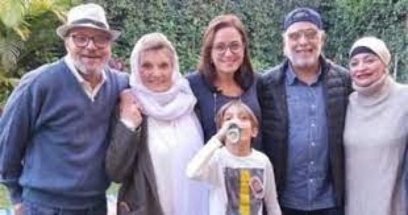 خروج والدة ريهام عبد الغفور من المستشفي بعد حادث سير بعد استقرار...