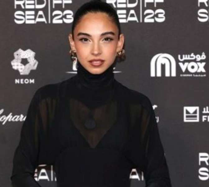 سلمى أبو ضيف تتألق على السجادة الحمراء بمهرجان البحر الأحمر