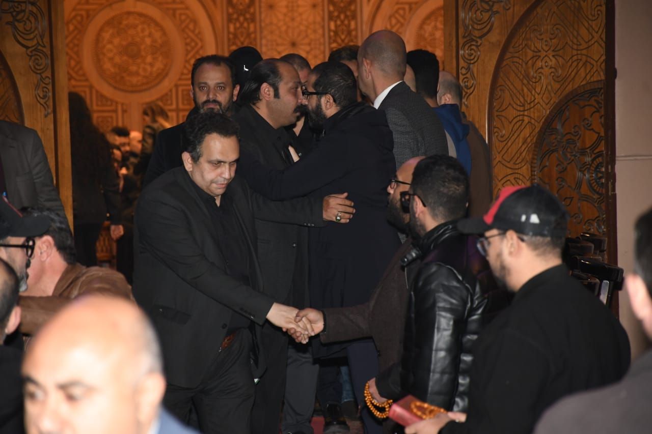 محمد ثروت يقدم واجب العزاء في شقيق الفنان أحمد حلمي