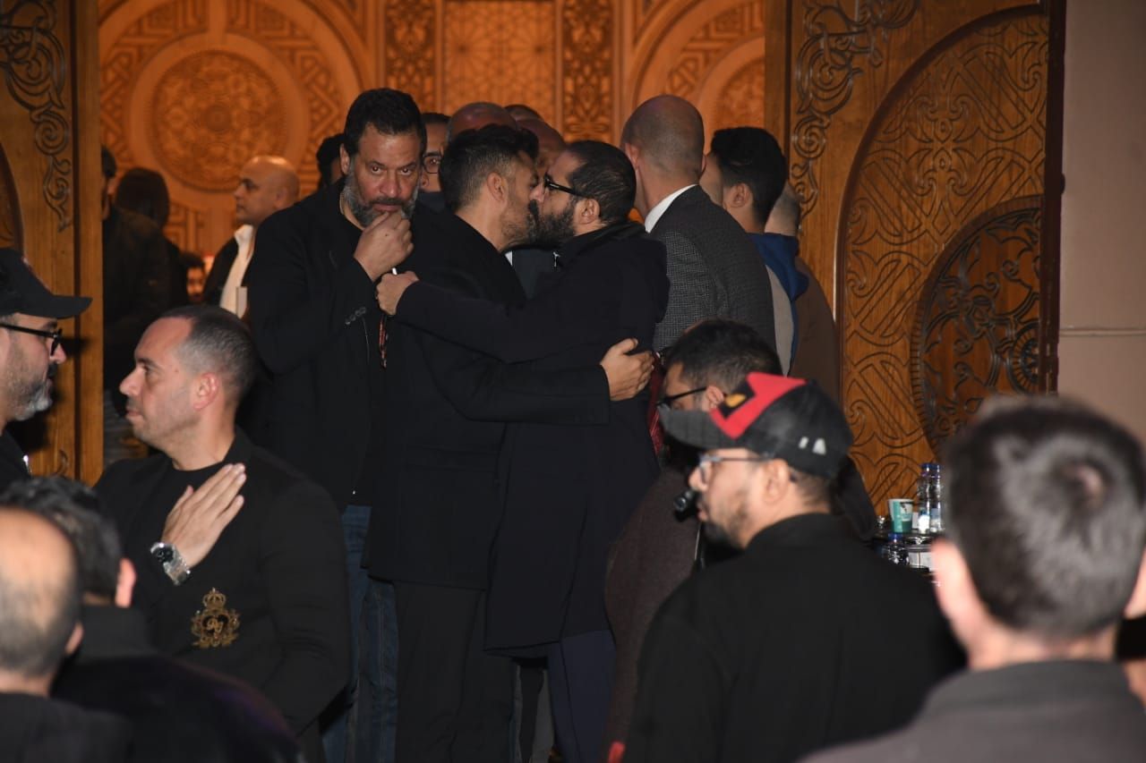 ملامح الحزن تسيطر على محمد حماقي في عزاء شقيق أحمد حلمي