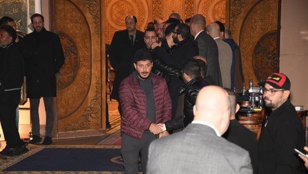 مصطفى شعبان يواسي أحمد حلمي في وفاة شقيقه