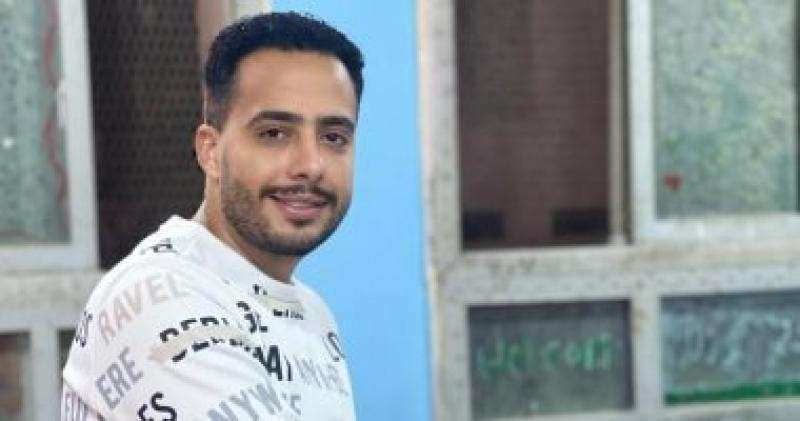 عصام السقا يدلى بصوته فى انتخابات الرئاسة بالهرم.. ويلتقط الصور مع الناخبين