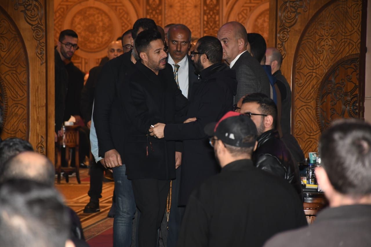 ملامح الحزن تسيطر على محمد حماقي في عزاء شقيق أحمد حلمي