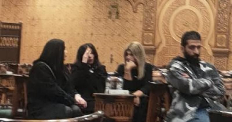 منى زكى تستقبل الحضور في عزاء شقيق زوجها.. وعبير صبري وإدوارد أول...