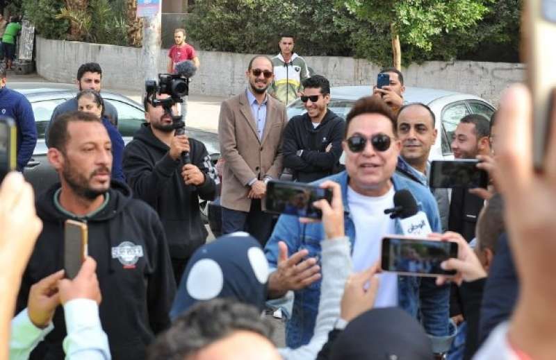 شاهد.. حكيم يغنى مع المواطنين بعد الإدلاء بصوته في الانتخابات الرئاسية