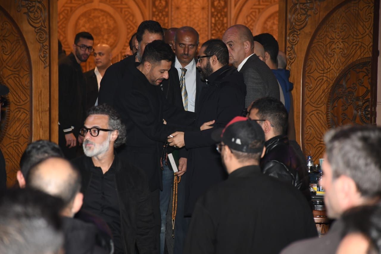 ملامح الحزن تسيطر على محمد حماقي في عزاء شقيق أحمد حلمي