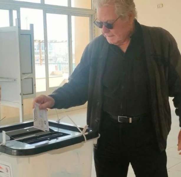 حسين فهمى ينشر صورا لمشاركته في الانتخابات الرئاسية