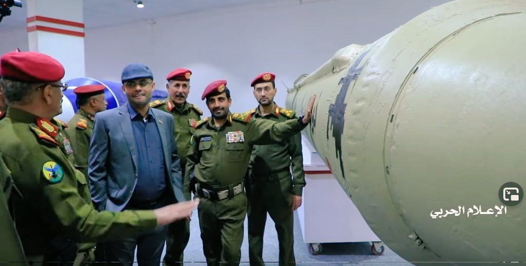 طبول الحرب تقرع .. جماعة الحوثي تنشر صواريخ بحرية خطيرة.. اتفرج صور