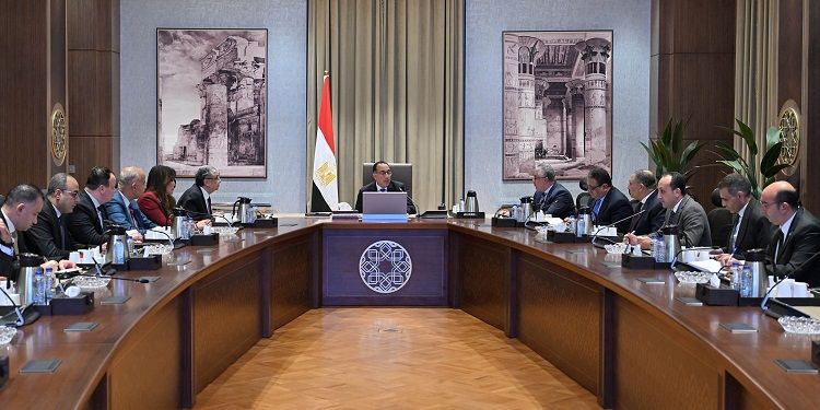 رئيس الوزراء يتابع موقف تخصيص أراضي مشروعات إنتاج الهيدروجين…