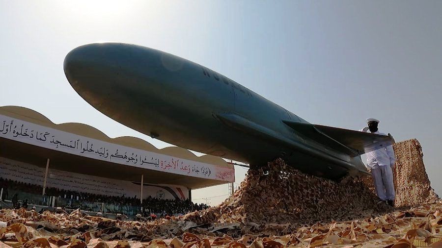 طبول الحرب تقرع .. جماعة الحوثي تنشر صواريخ بحرية خطيرة.. اتفرج صور