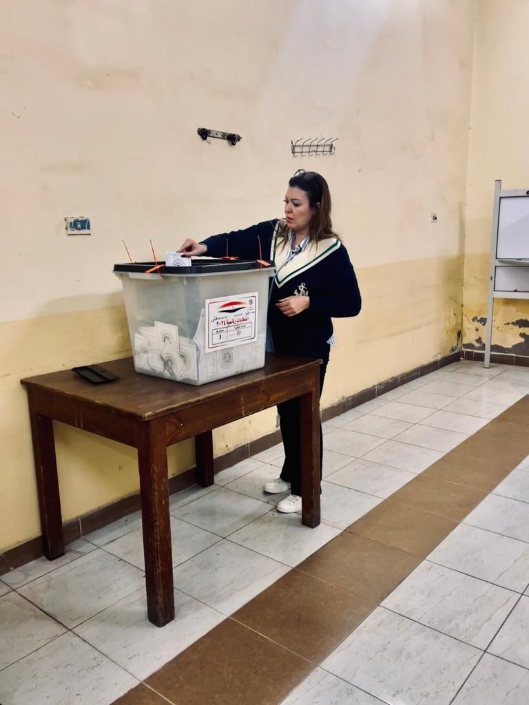 الإعلامية شريهان أبو الحسن تدلى بصوتها فى الانتخابات الرئاسية