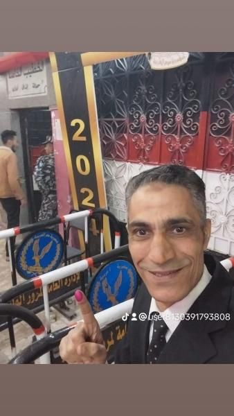 الشاعر حسن عزو بعد الإدلاء بصوته: كثافة الإقبال تعبر عن وعى...