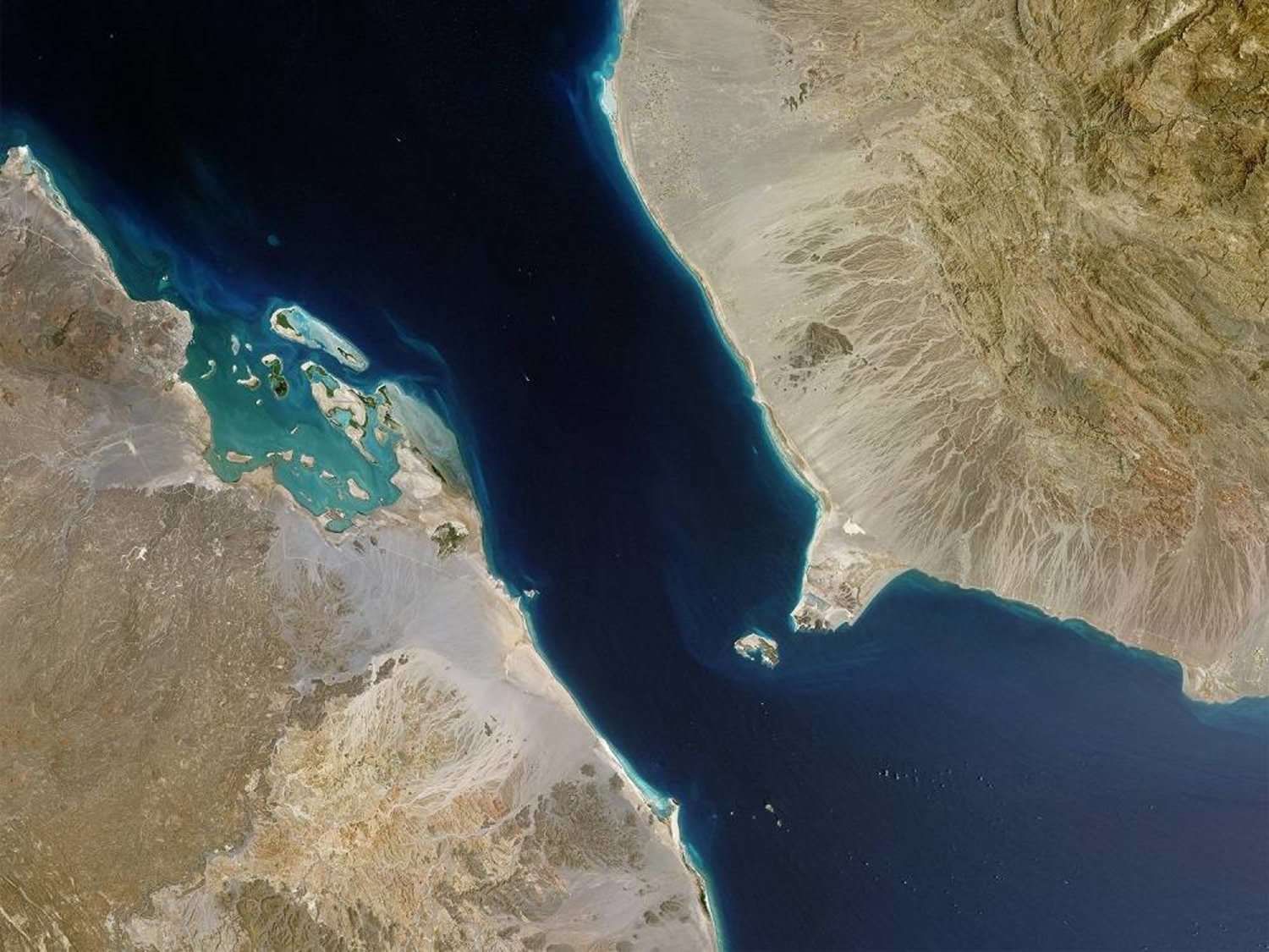 عاجل.. اطلاق صاروخ مجنح على سفية ناقلة نفط في باب المندب.. وهذا أول تعليق امريكي