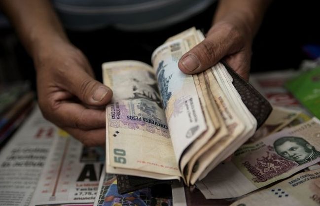 لوقف نزيفها الاقتصادي .. الأرجنتين تخفض قيمة عملتها إلى…