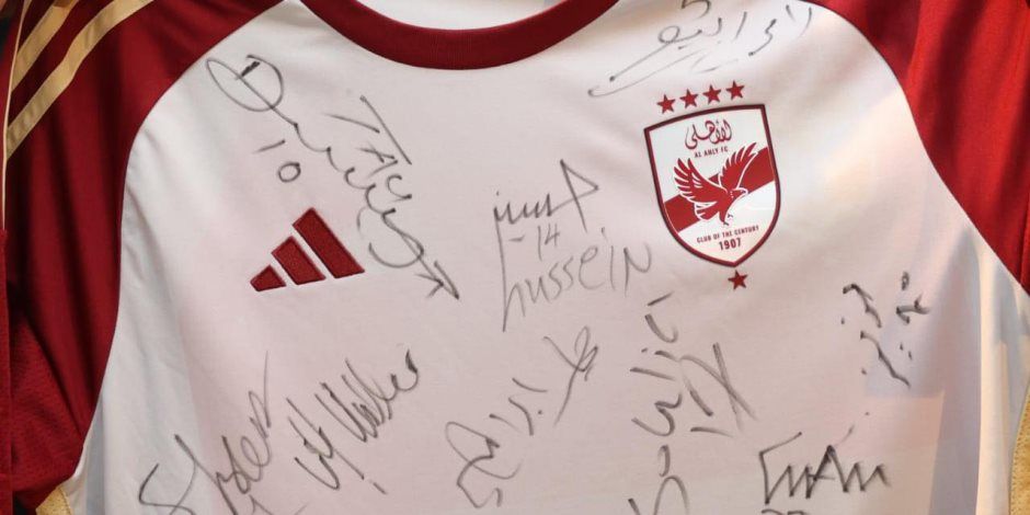الاتحاد الدولي يطلب قميص النادى الأهلى لوضعه فى متحف «فيفا» (صور)