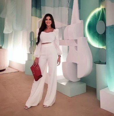 مي عمر تخطف قلوب جمهورها بفستان جرئ وإطلالة ساحرة