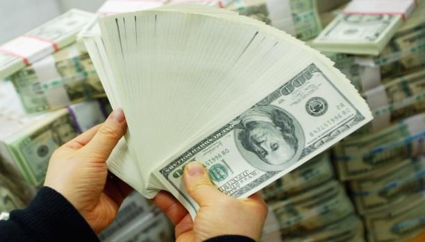 شاب يتحول الى مليونير بسبب خطأ بنكي بسيط.. تفاصيل