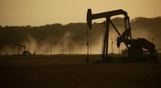 النفط يرتفع 2% مع إعلان أمريكا إطلاق قوة عمل في البحر الأحمر