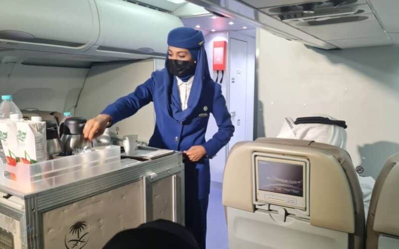 هذا ما يجري على متن طائرات الخطوط الجوية السعودية!!.. مضيفة طيران سعودية تكشف