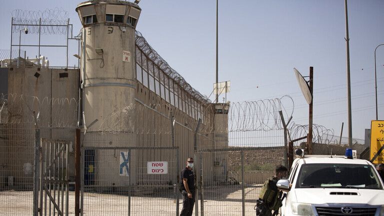 19 سجاناً إسرائيلياً ضربوا أسيراً فلسطيني في زنزانته حتى الموت