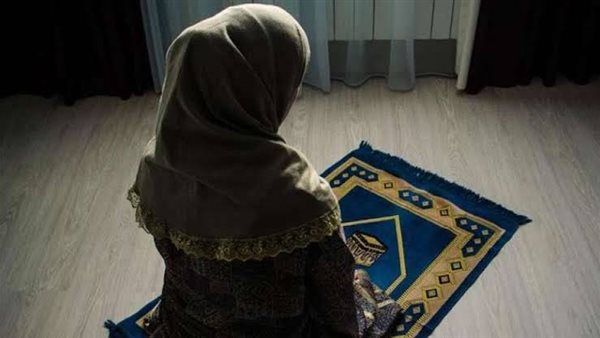دار الإفتاء ترد و تحسم الجدل.. هل يجوز للمرأة الصلاة ببنطلون ضيق أو قدماها مكشوفتان ؟