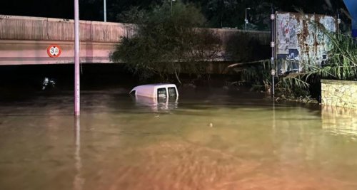 بيروت .. غرق آليات وانهيار مباني ومياه الأمطار تحاصر العشرات