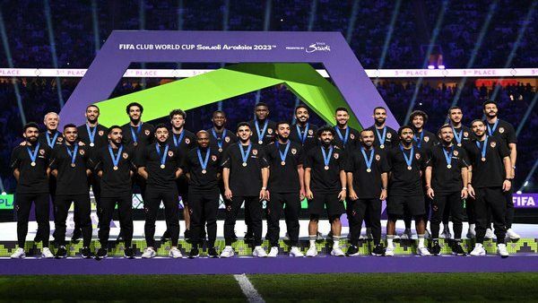 لحظة تتويج النادي الأهلي بالميدالية البرونزية في كأس العالم للأندية