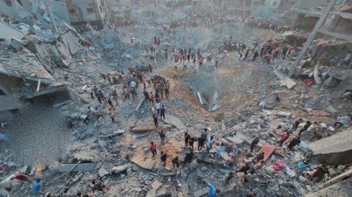 عشرات الشهداء بغزة وقوات الاحتلال تعتقل الرجال من المدارس