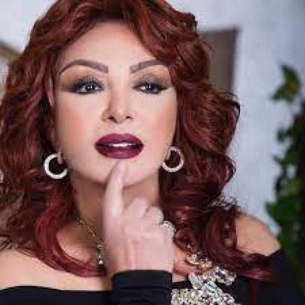 نبيلة عبيد تفوز بجائزة مشوار العمر في مهرجان الدير جيست