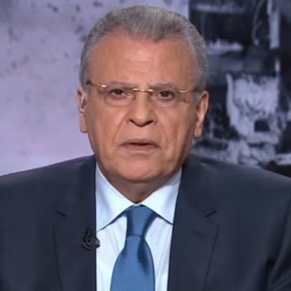 مذيع الجزيرة « جمال ريان» يمدح زعيم الحوثيين.. اتفرج كيف جاءه الرد؟