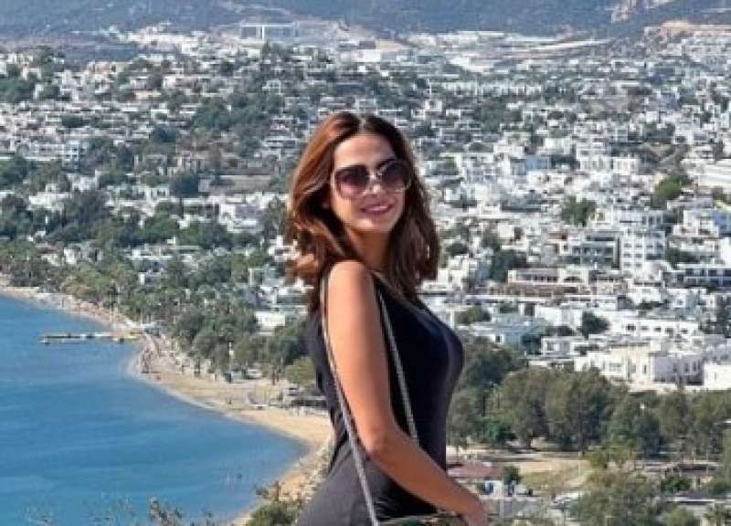 شاهد.. بفستان أسود داليا مصطفى تخطف الأنظار بجمالها