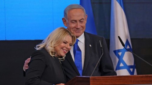 سارة نتنياهو تدعو البابا إلى فرض نفوذه على حماس