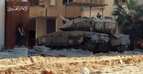 لماذا لا يُنبِّه طيران الاحتلال جنوده بوجود مقاومين قرب الدبابات؟