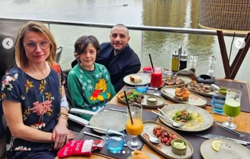 شاهد.. أحدث ظهور لـ أحمد الفيشاوي برفقة عائلته