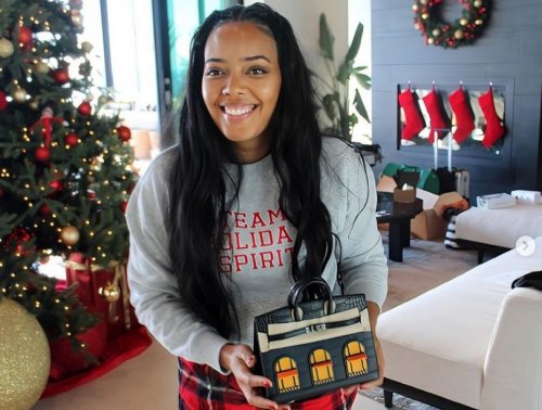 أنجيلا سيمونز تتلقى هدايا نادرة في عيد الميلاد