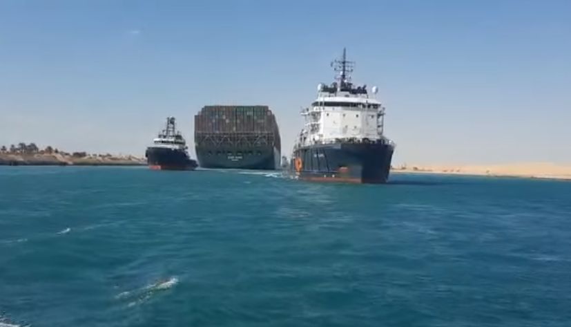 شركات شحن عالمية تعود إلى مسار البحر الأحمر وقناة السويس