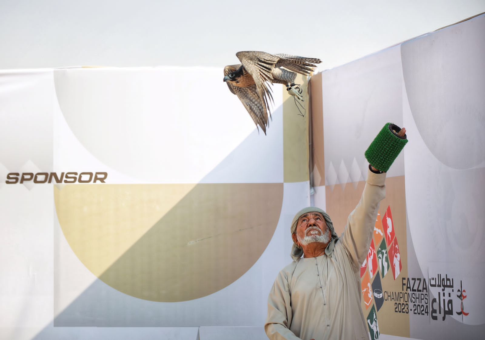 بطولة فزاع للصيد بالصقور تنطلق بمشاركة كبيرة ومنافسات قوية في أشواط “العامة مُلاك”