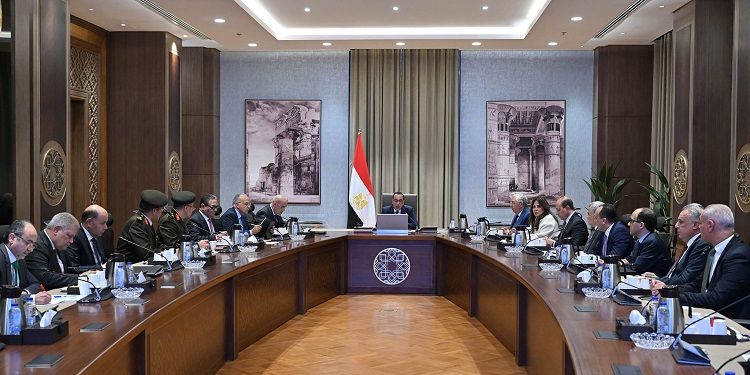 رئيس الوزراء يتابع موقف أعمال تطهير وتكريك بحيرة البرلس