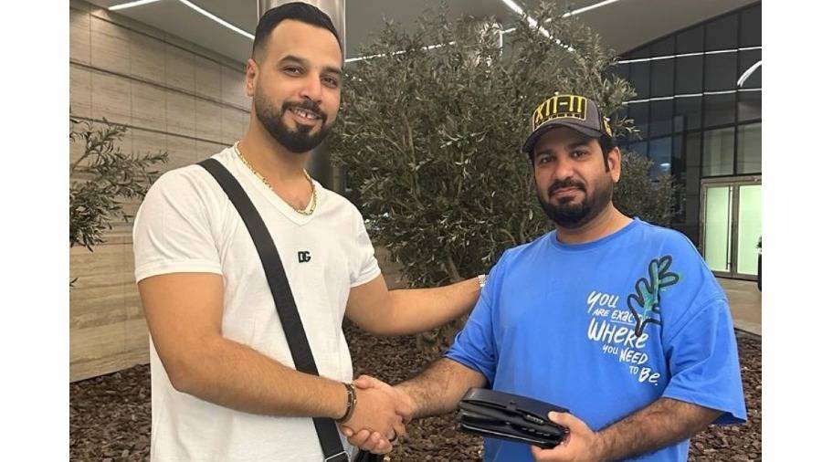 نسيها بسيارة أجرة.. شرطة دبي تعيد مبلغ 76 ألف درهم لسائح خلال نصف ساعة