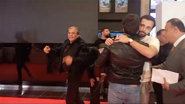 شاهد.. وصول خالد يوسف للعرض الخاص لفيلم "الإسكندراني" (فيديو)