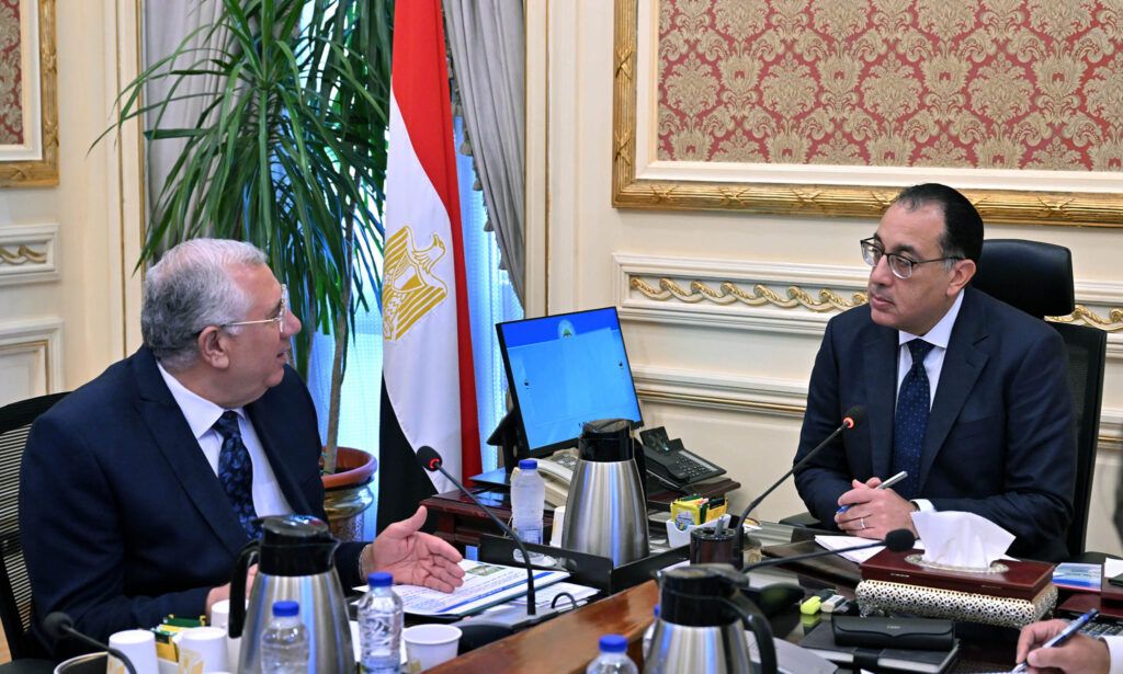 مدبولي يتابع مع وزير الزراعة عددا من ملفات عمل الوزارة