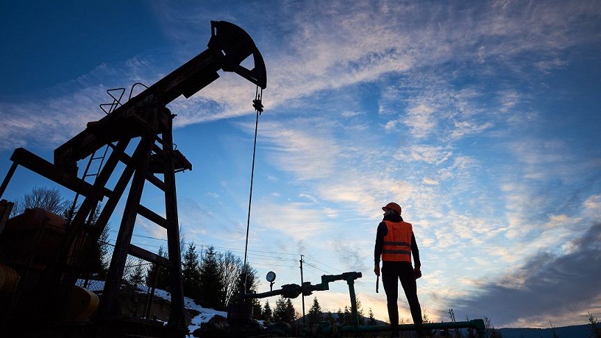 النفط يتراجع أكثر من 4% متأثرا بخفض أسعار الخام السعودي