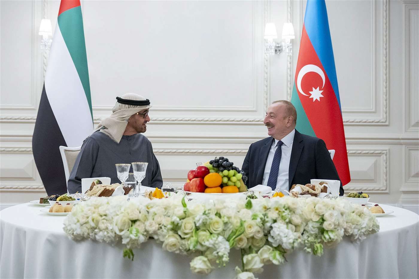 رئيس الدولة يحضر مأدبة العشاء التي أقامها الرئيس إلهام علييف تكريماً لسموه